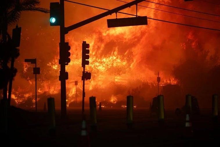 Una calle de Pacific Palisades arde durante el voraz incendio.