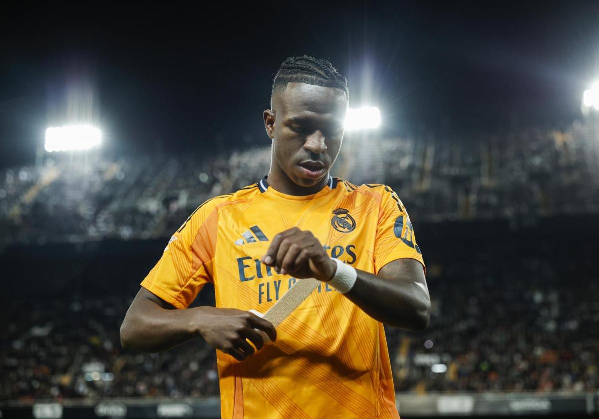 Vinicius abandona el césped tras ser expulsado el pasado viernes en Mestalla.