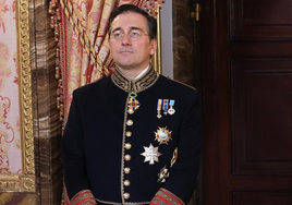 Albares explica en Instagram el origen de su uniforme diplomático