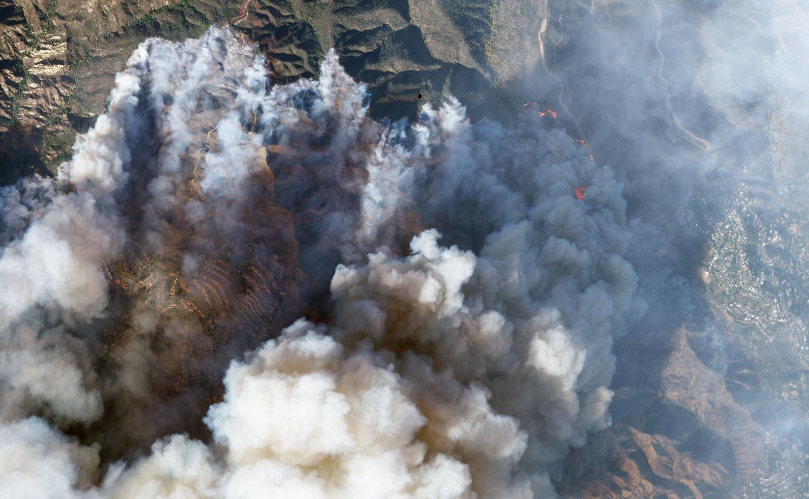 Imagen por satélite de los incendios en Pacific Palisades, con los bosques envueltos en humo.