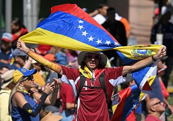 Los opositores al chavismo se concentran en Caracas ante la presencia de las nuevas milicias civiles armadas