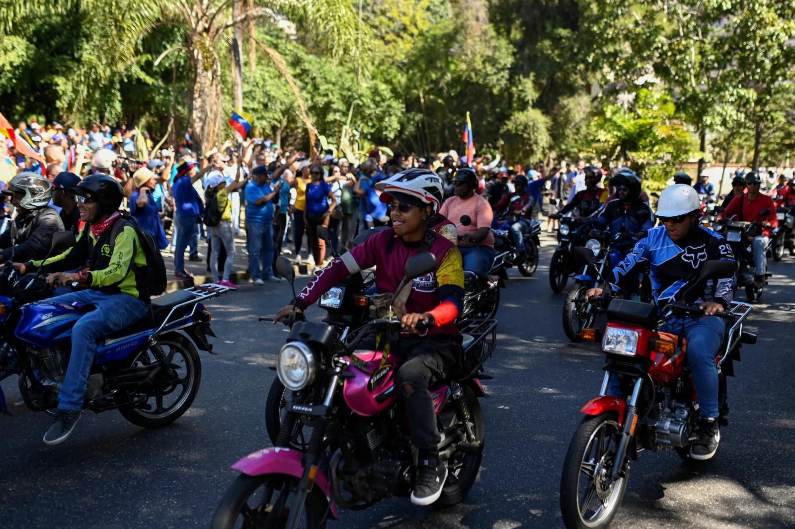 Fotografías: los opositores al chavismo se concentran en Caracas ante la presencia de las nuevas milicias civiles armadas