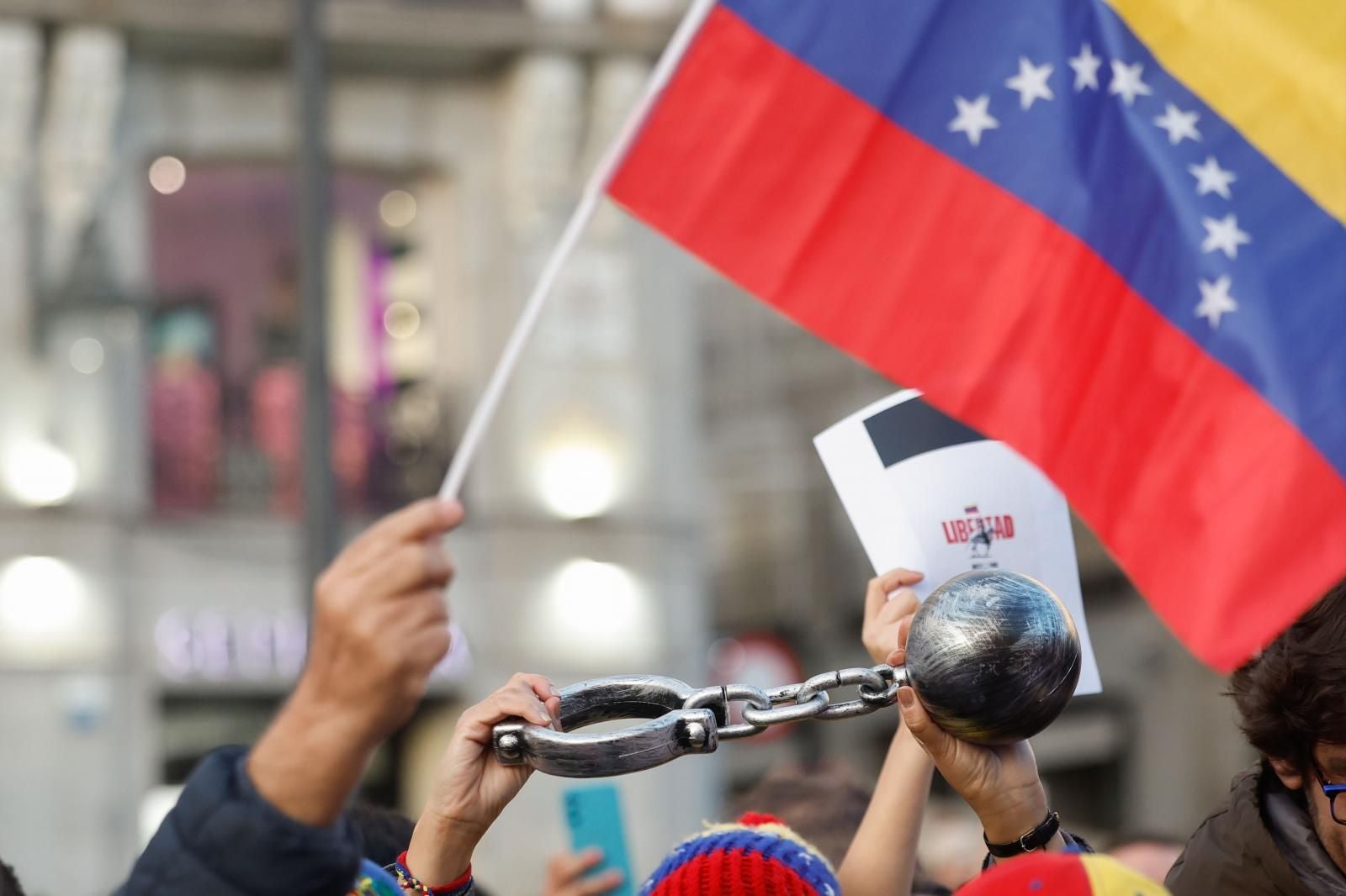 Fotografías: los opositores al chavismo se concentran en Caracas ante la presencia de las nuevas milicias civiles armadas