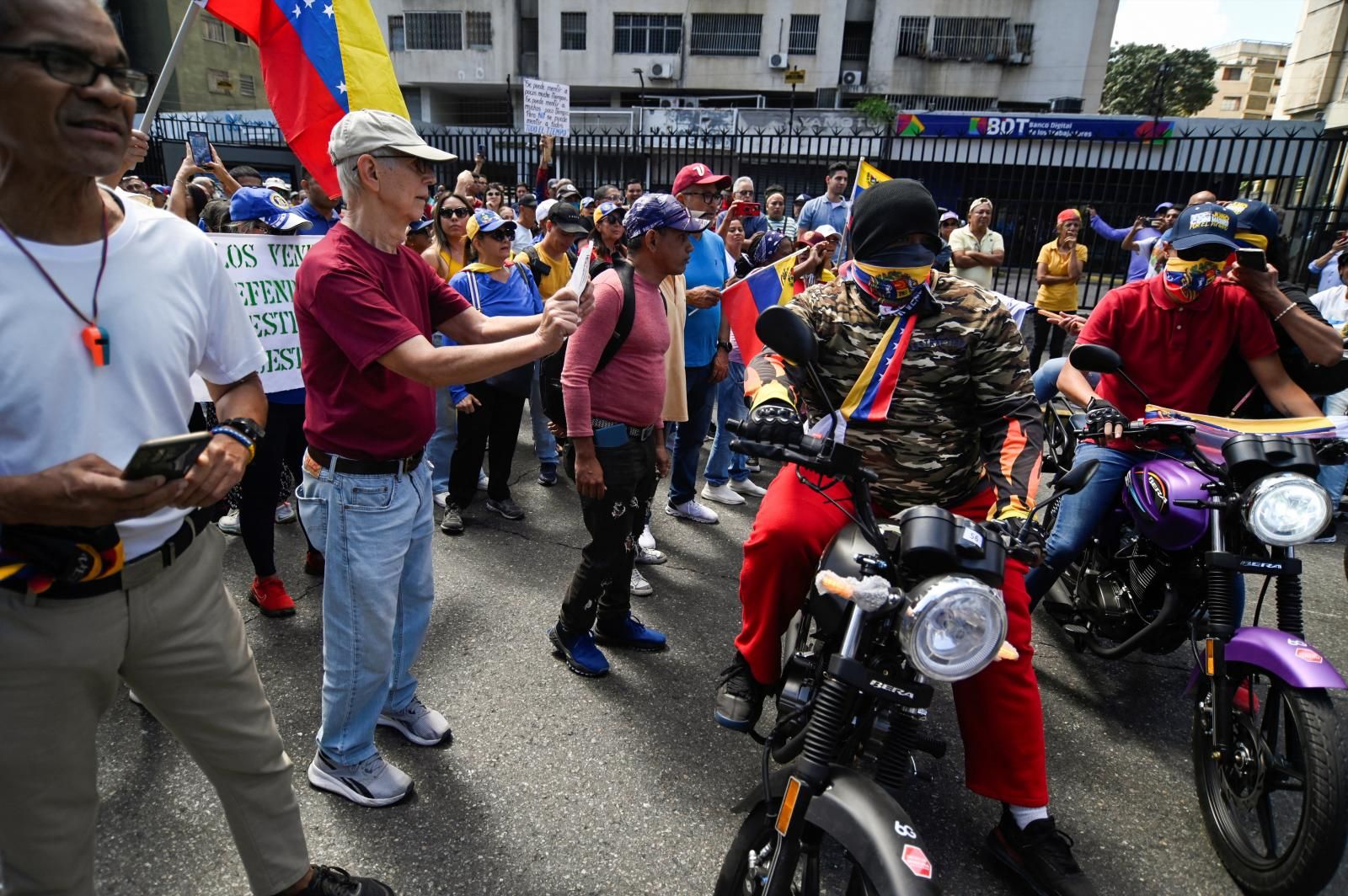 Fotografías: los opositores al chavismo se concentran en Caracas ante la presencia de las nuevas milicias civiles armadas