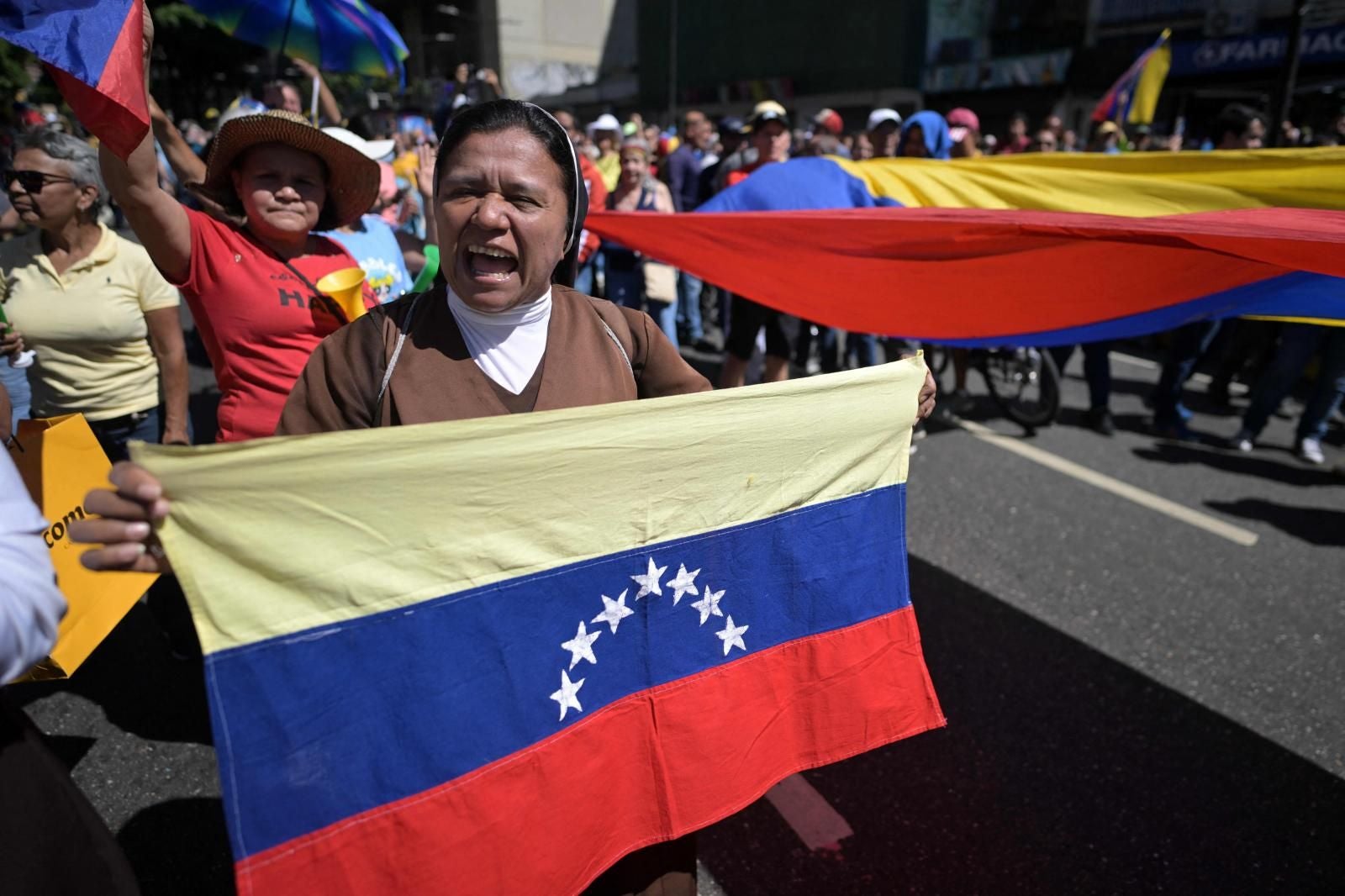 Fotografías: los opositores al chavismo se concentran en Caracas ante la presencia de las nuevas milicias civiles armadas