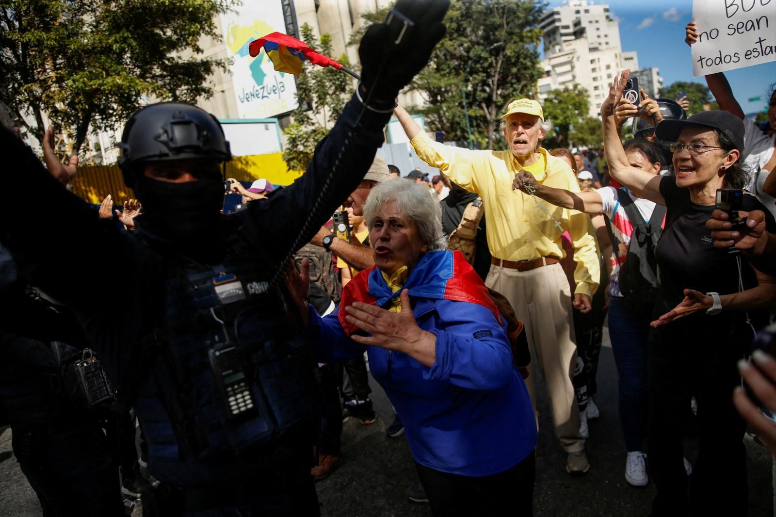 Fotografías: los opositores al chavismo se concentran en Caracas ante la presencia de las nuevas milicias civiles armadas