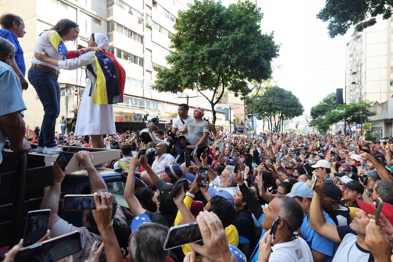 Fotografías: los opositores al chavismo se concentran en Caracas ante la presencia de las nuevas milicias civiles armadas