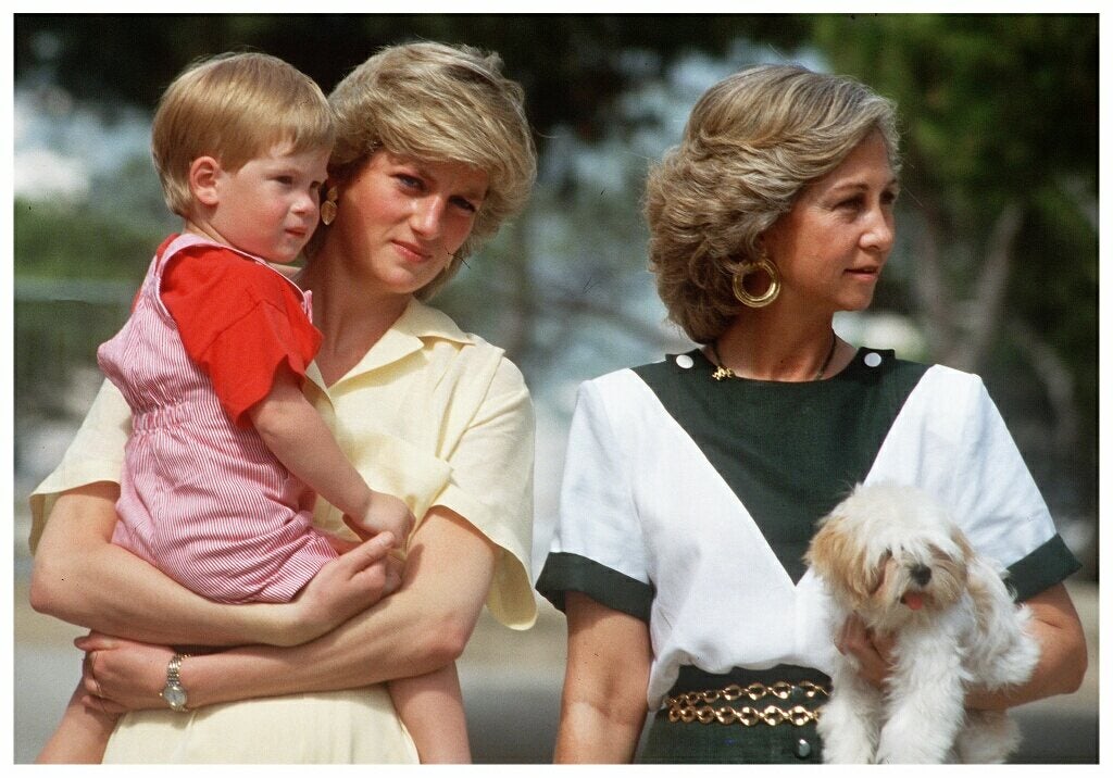 Fotografía de archivo de la princesa Diana de Gales y su hijo Harry con la reina Sofía en el Palacio de Marivent, en Palma de Mallorca, durante sus vacaciones de verano junto a la Familia Real española en agosto de 1987.