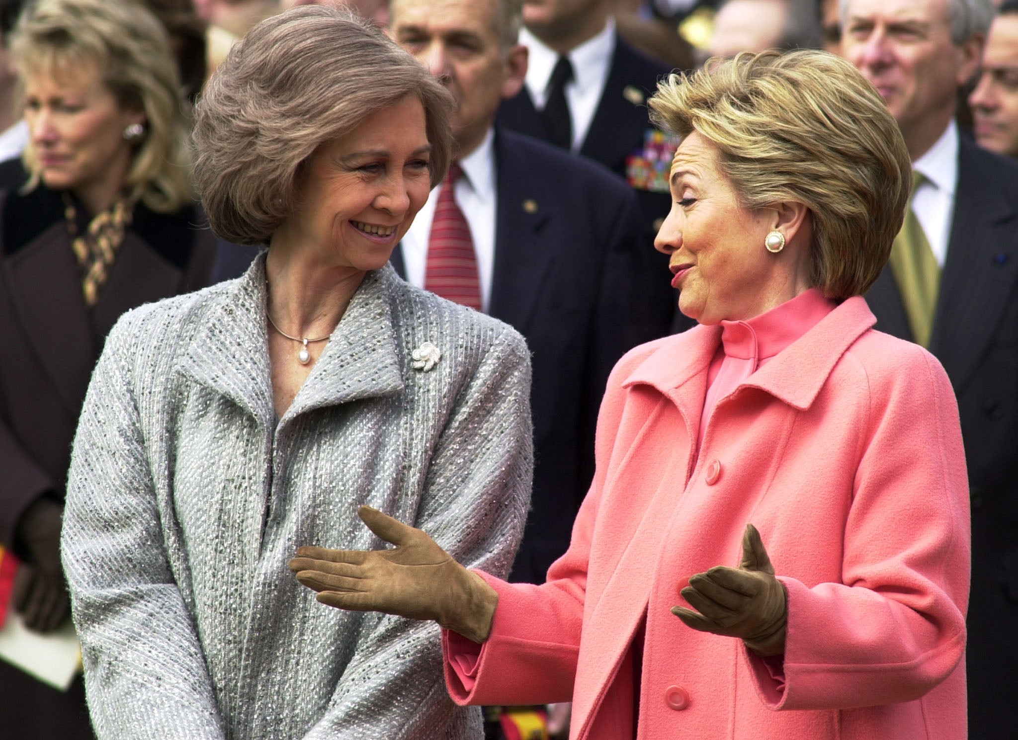 La primera dama Hillary Rodham Clinton (derecha) conversa con la reina Sofía de España durante la bienvenida a la familia real española para una visita de Estado en la Casa Blanca, el 23 de febrero.