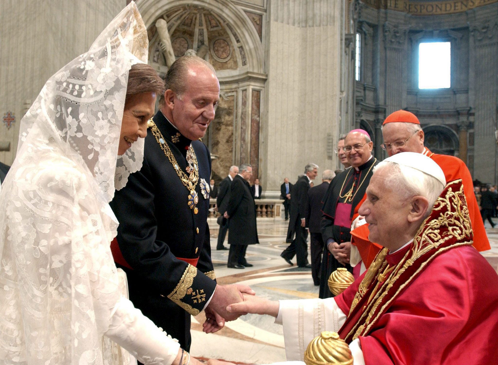 Benedicto XVI saluda a don Juan Carlos I y doña Sofía en la Basílica de San Pedro.