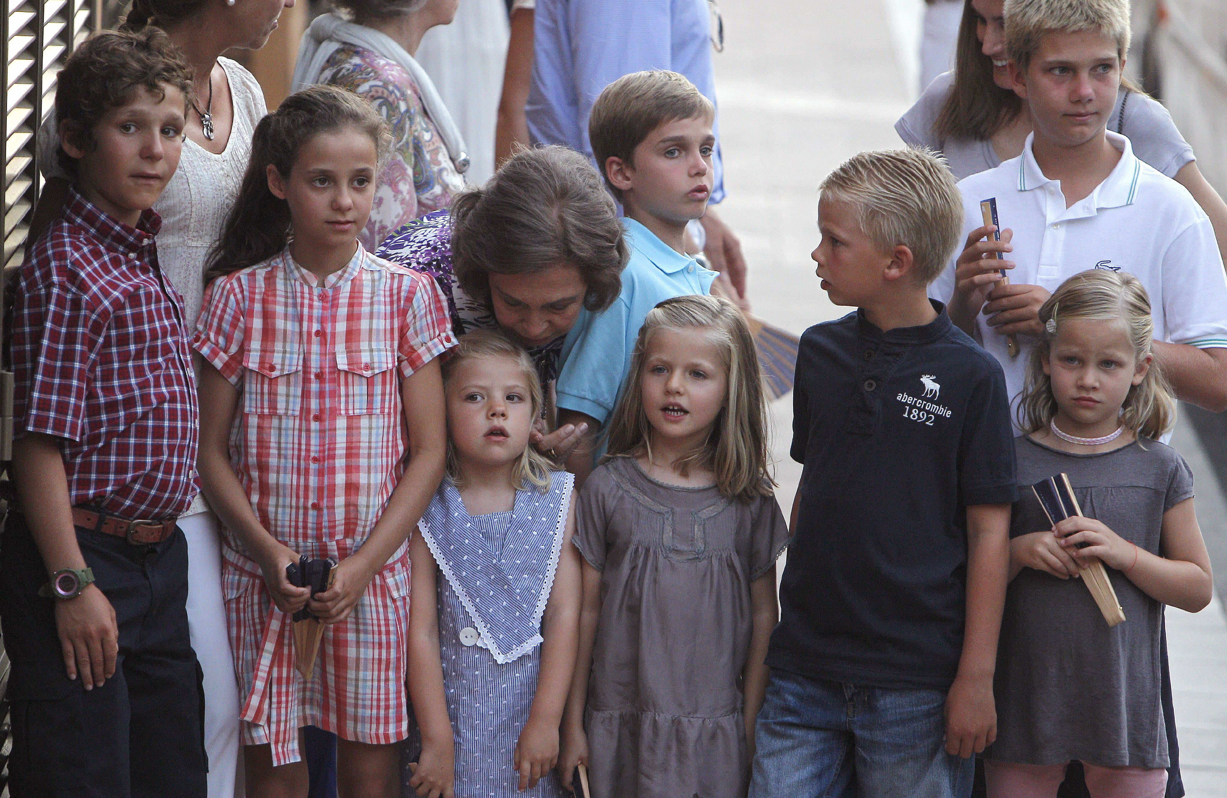 Doña Sofia junto a sus nietos: Leonor, Sofía, Felipe Juan Froilán, Victoria Federica, Miguel, Irene, Juan Valentín y Pablo,