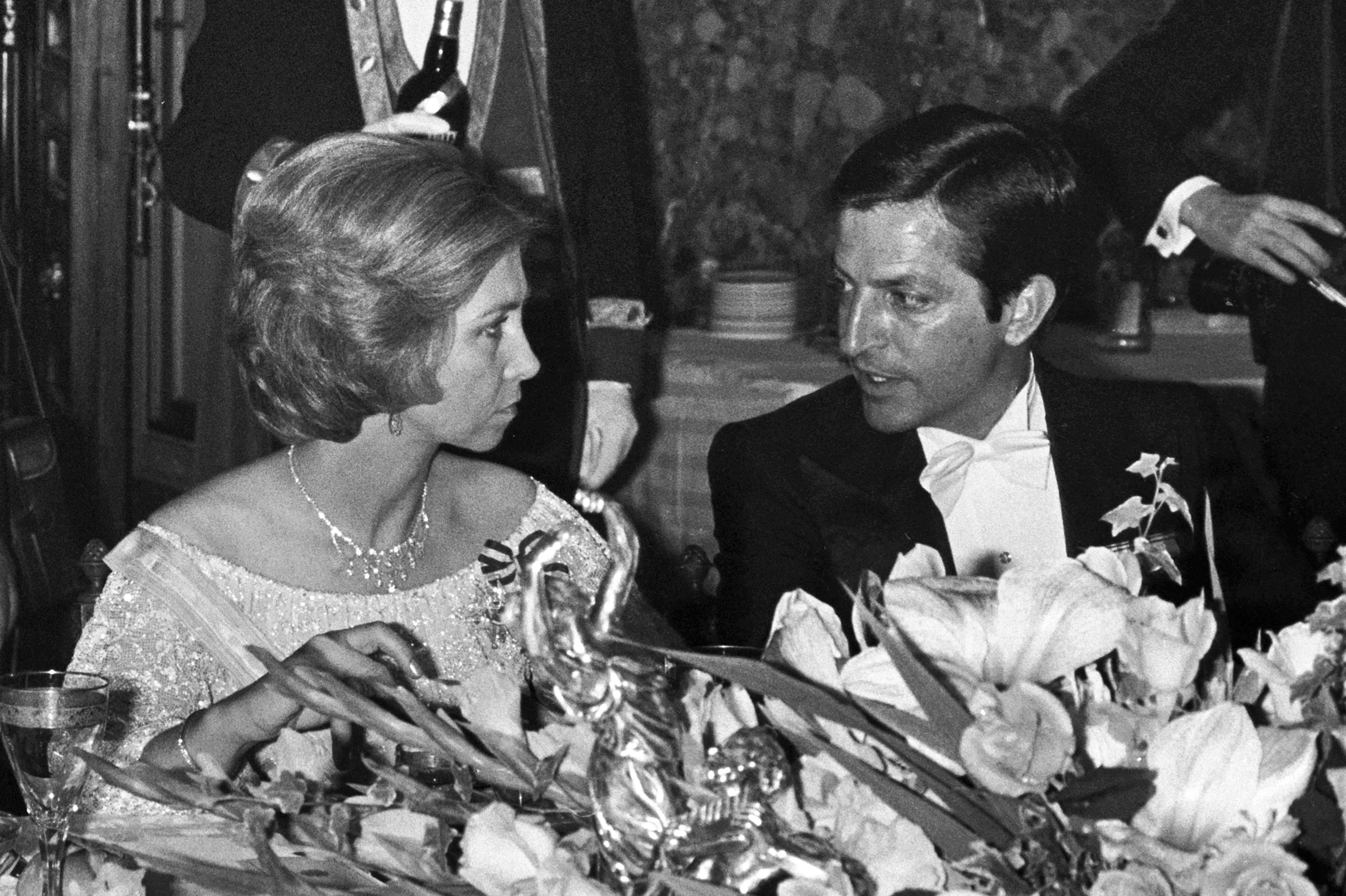 Una fotografía de archivo tomada el 28 de junio de 1978 muestra al presidente del Gobierno español Adolfo Suárez (derecha) hablando con la reina Sofía de España durante una cena de gala en el Palacio Real de Madrid.