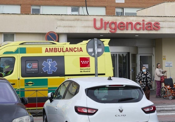 Una ambulancia, en Urgencias del Hospital 12 de Octubre de Madrid.