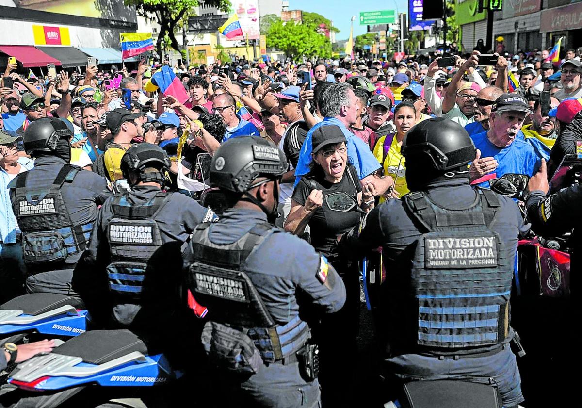 Imagen principal - Corina Machado afirma que «ya estoy en un lugar seguro» y desvela que hubo un herido de bala durante su detención