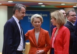 El primer ministro griego Kyriakos Mitsotakis charla con la presidenta de la Comisión Europea, Ursula von der Leyen, y la jefa de la diplomacia, Kaja Kallas.