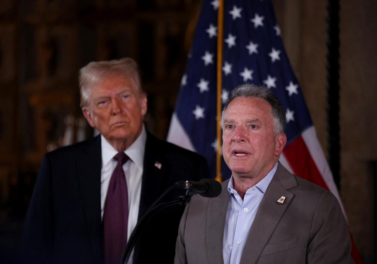 El enviado de Donald Trump para Oriente Próximo, Steve Witkoff, junto al presidente electo de EE UU este martes en Mar-a-Lago, Florida.