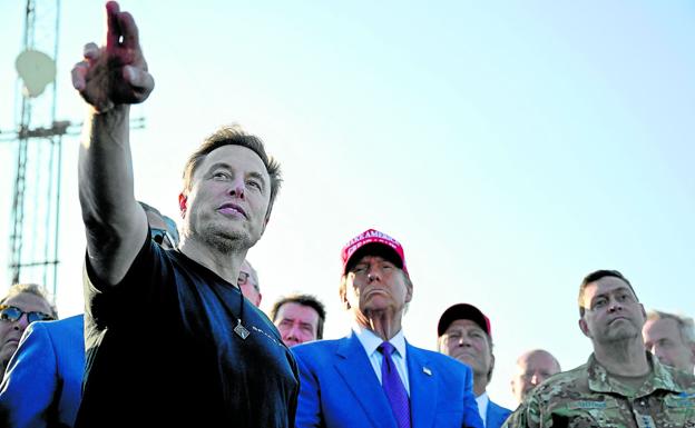 Musk explica a Trump, su socio, los detalles del lanzamiento del sexto vuelo de prueba de la nave espacial SpaceX.