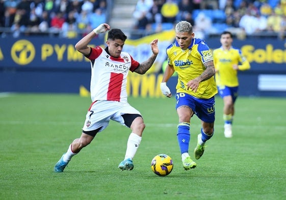 El Levante permanece en el playoff tras empatar en Cádiz