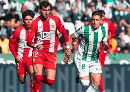 El Almería brilla en Córdoba y consolida su liderato