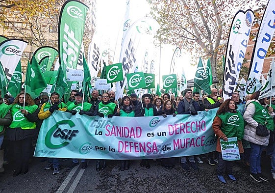 Protestas frente a la sede de Muface en Madrid.