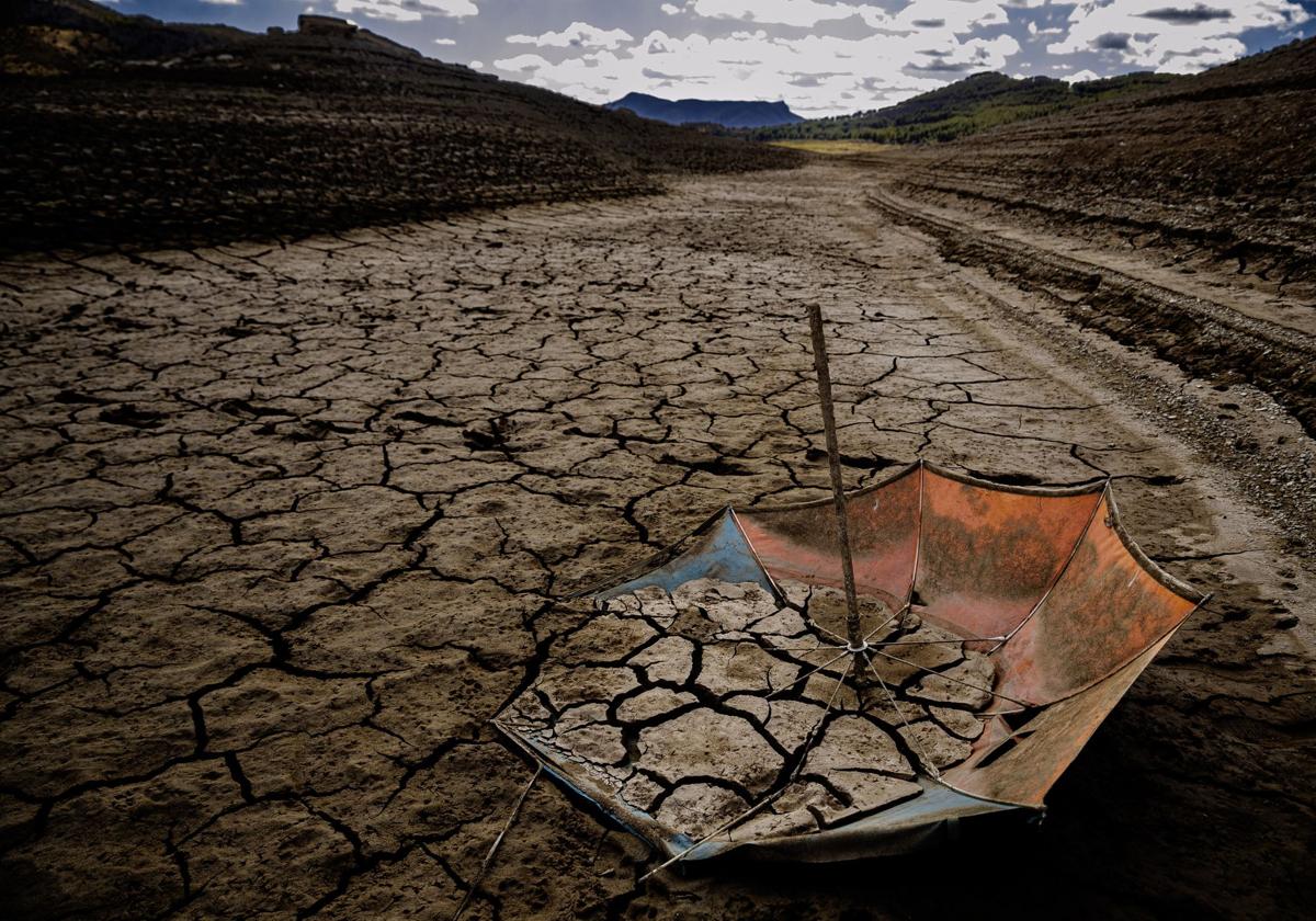 Fondo agrietado por la sequía del pantano del Guadalhorce, en Málaga.