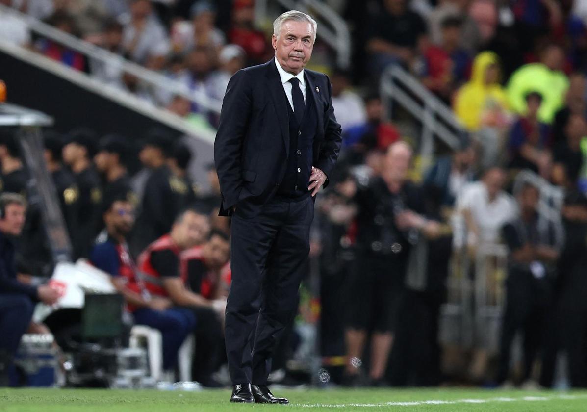 Carlo Ancelotti, cariacontecido durante la final de la Supercopa.