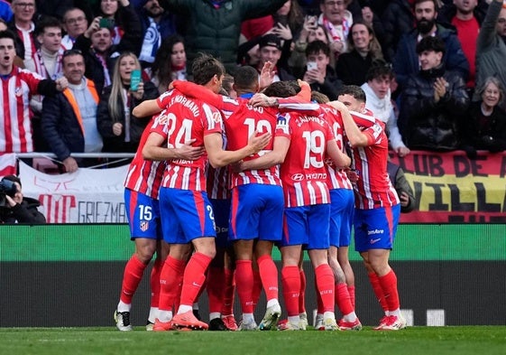 Piña de jugadores del Atlético para celebrar el gol de Julián Álvarez ante Osasuna.