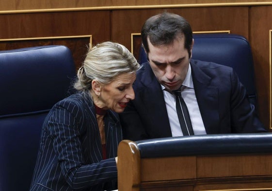 Yolanda Díaz dialoga con Carlos Cuerpo durante un pleno celebrado en noviembre en el Congreso de los Diputados.