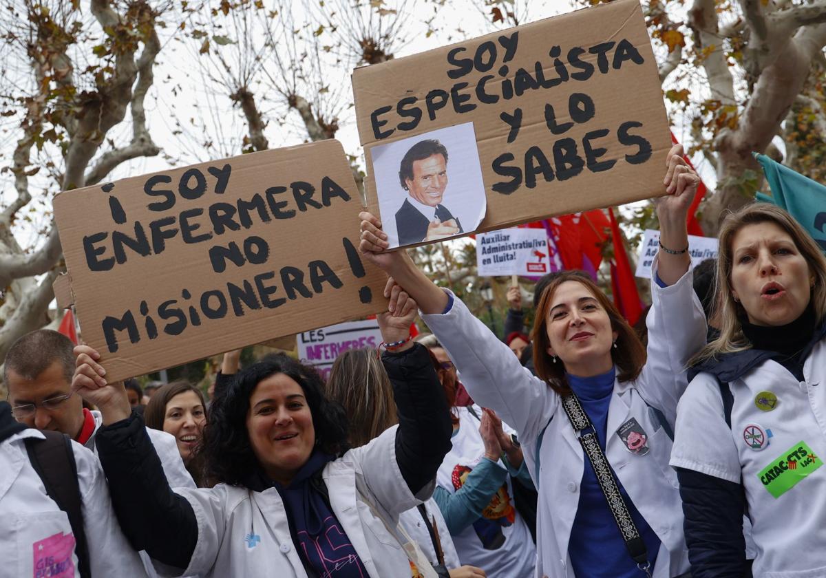 Un grupo de enfermeras protesta en Barcelona en 2023.