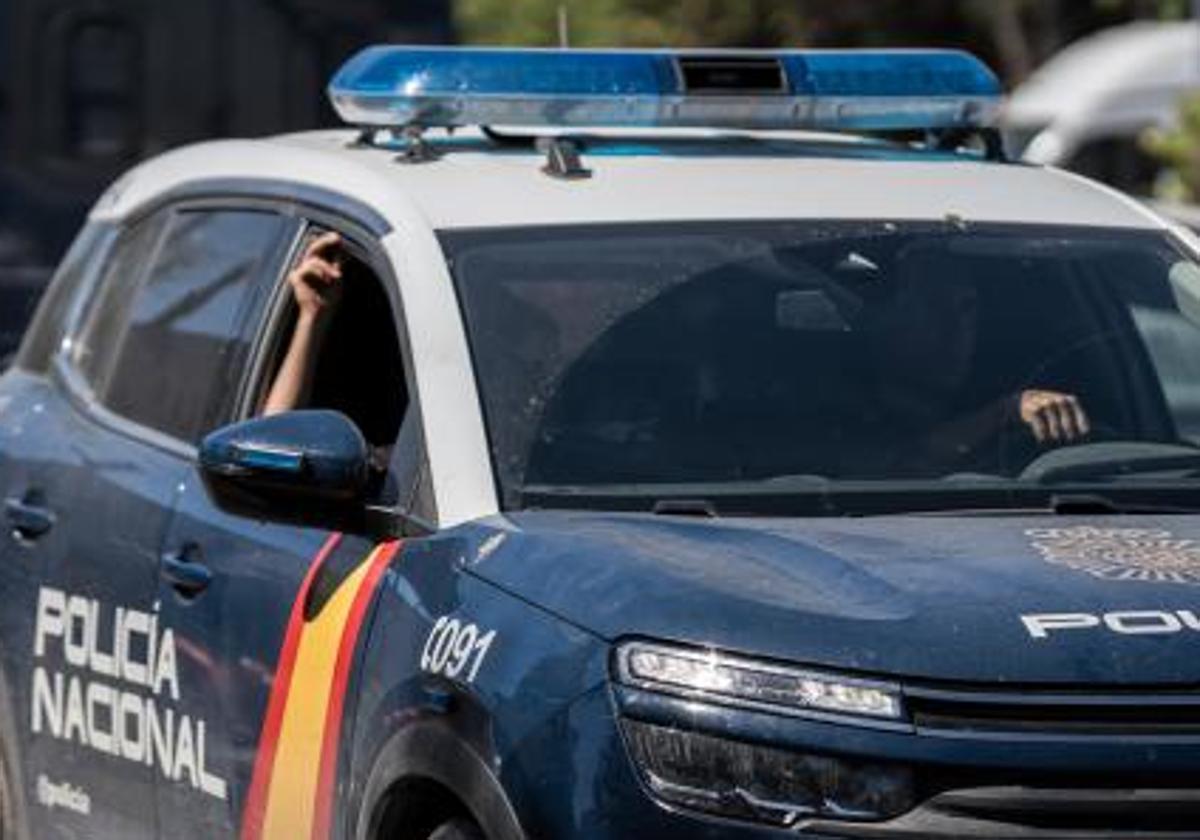 Vehículo de la Policía Nacional, durante un dispositivo en Madrid.