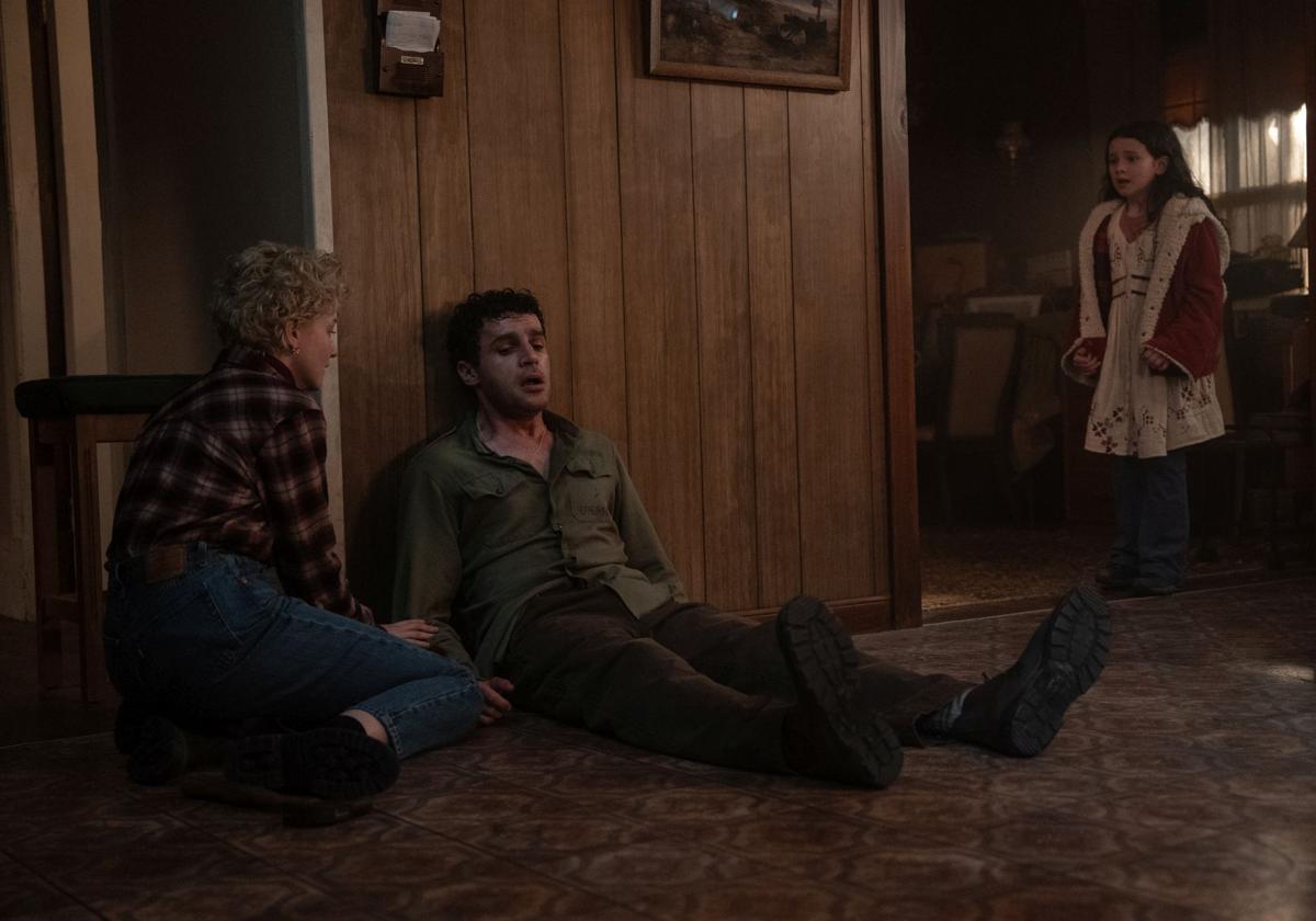 Julia Garner, Christopher Abbot y Matilda Firth son Charlotte, Blake y Ginger, en 'Hombre lobo'.