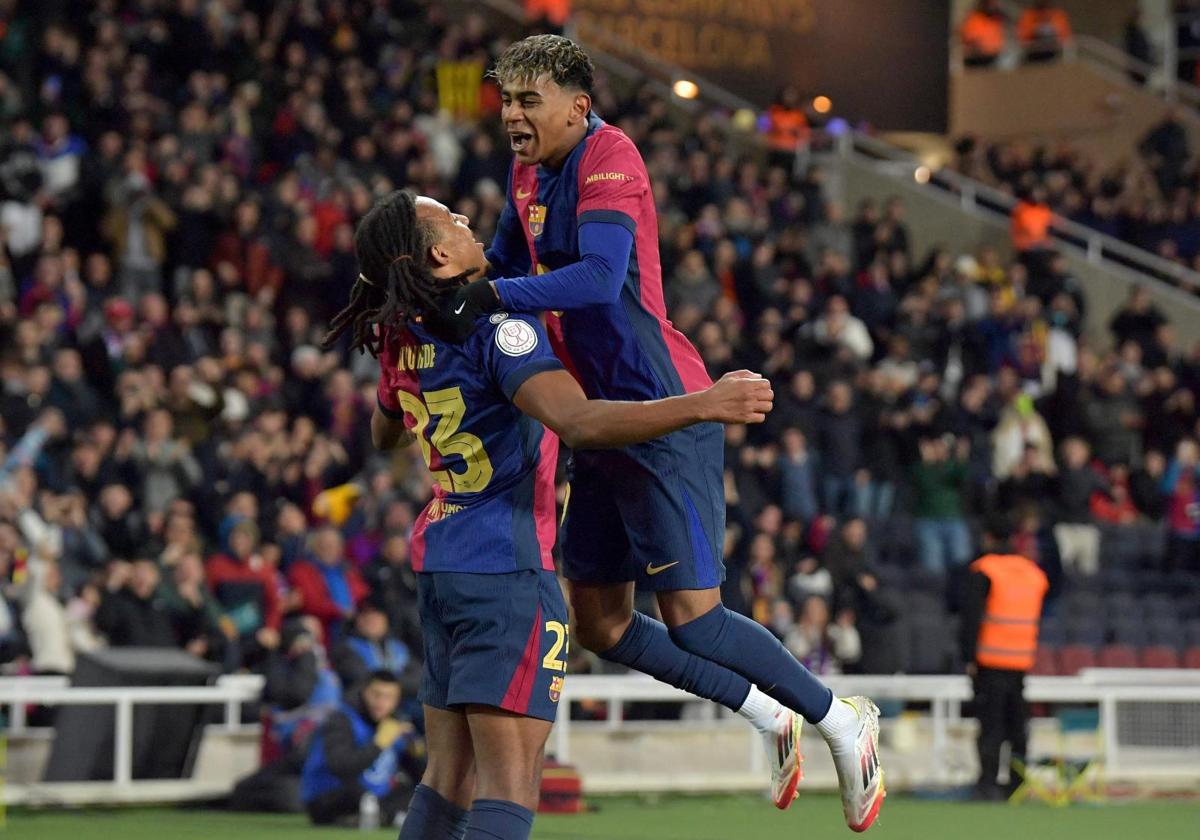 Jules Koundé celebra junto a Lamine Yamal su gol al Betis.