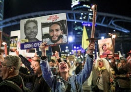 Concentración de familiares de los rehenes frente a la residencia de Benjamín Netanyahu.