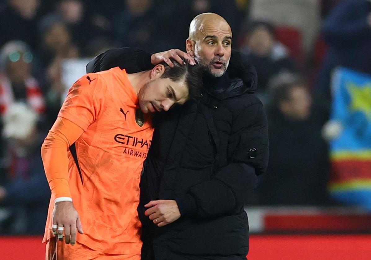 Pep Guardiola, con Stefan Ortega tras el encuentro en Gtech Community Stadium