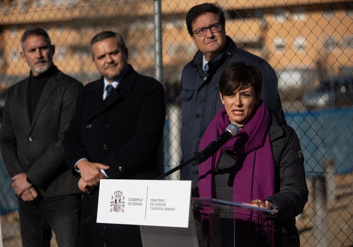 La ministra de Vivienda, Isabel Rodríguez, durante la visita a la promoción de 152 viviendas en Velilla de San Antonio (Madrid).