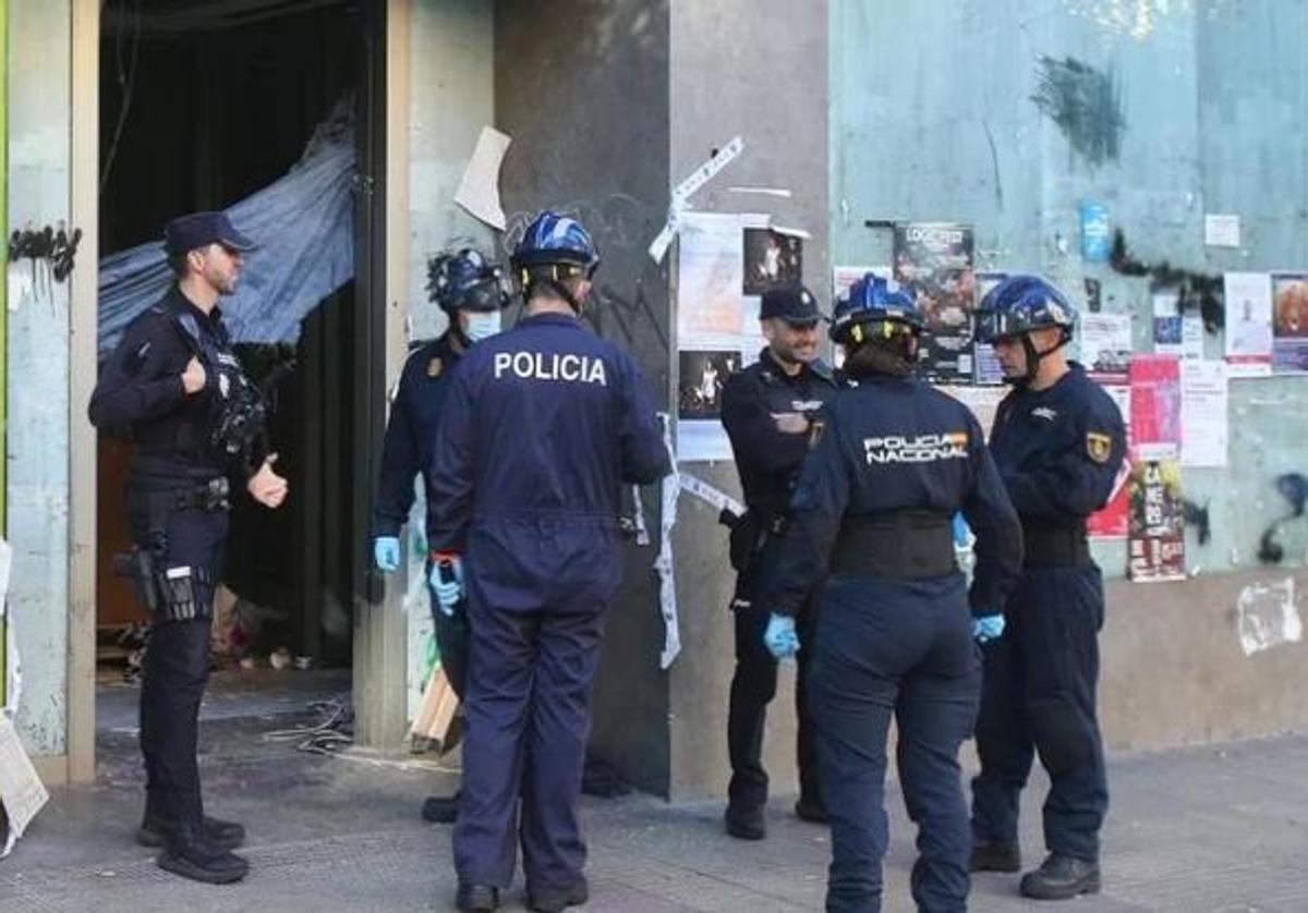 Agentes de la Policía Nacional en el exterior de la antigua oficina bancaria en la que ocurrieron los hechos.