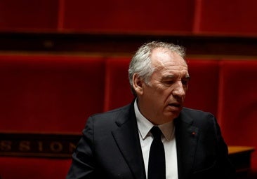 Los socialistas franceses se desmarcan del bloque de izquierda y no votan la moción de censura contra Bayrou