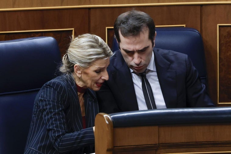 Yolanda Díaz con Carlos Cuerpo en una imagen en el Congreso de los Diputados.