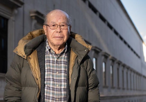 Tanaka, frente al Congreso de los Diputados, donde ha protagonizado un acto para pedir la firma de España del tratado de desarme nuclear.