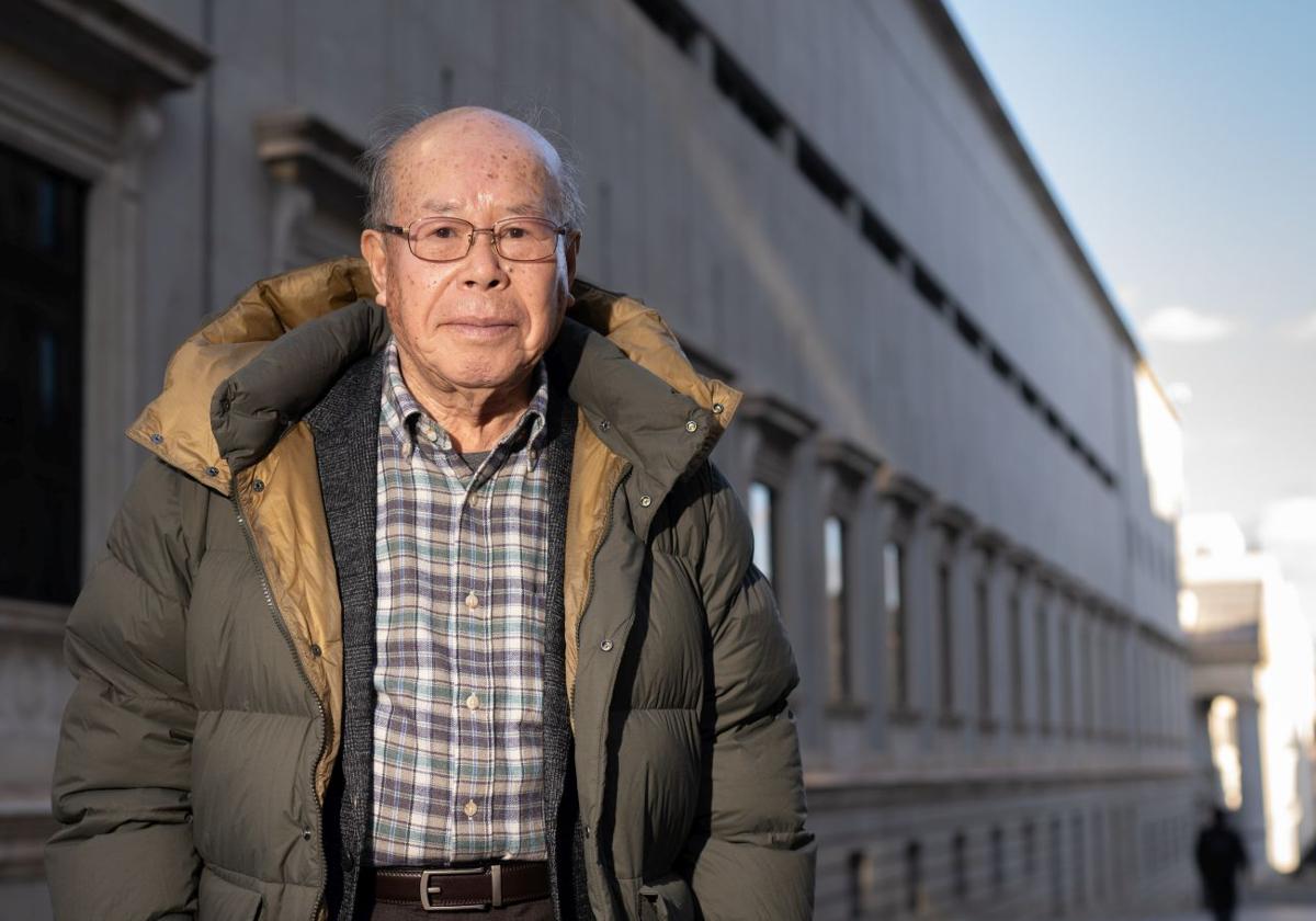 Tanaka, frente al Congreso de los Diputados, donde ha protagonizado un acto para pedir la firma de España del tratado de desarme nuclear.