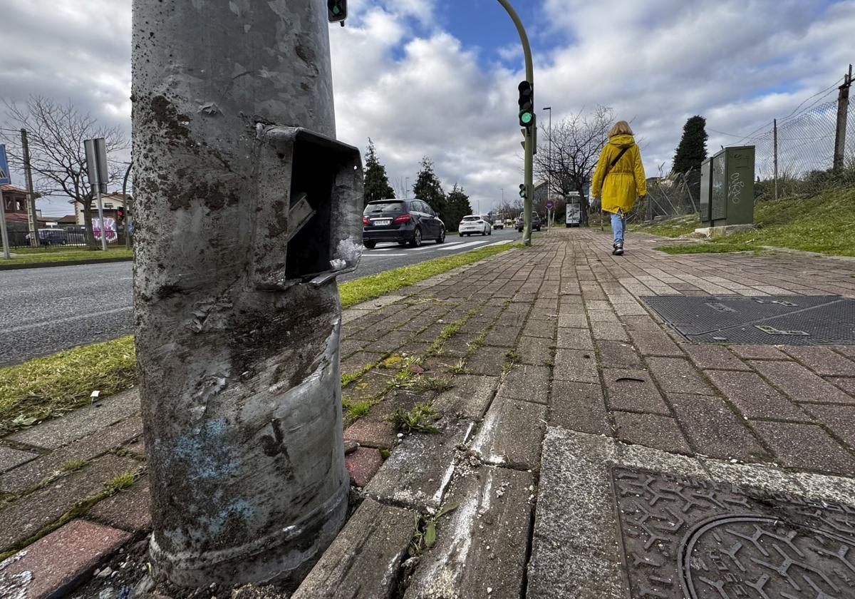 En la imagen las marcas de la colisión contra la farola donde fue el atropello