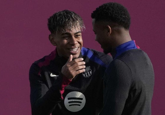 Lamine Yamal bromea con Ansu Fati durante el entrenamiento del Barça de este viernes.