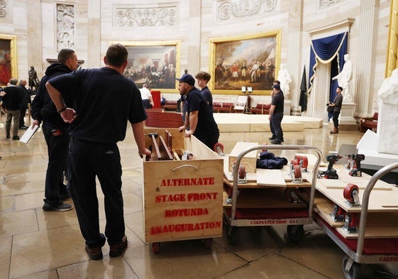 Los trabajadores preparan la rotonda del Capitolio de Estados Unidos para la toma de posesión el lunes del segundo mandato del presidente electo Donald Trump.