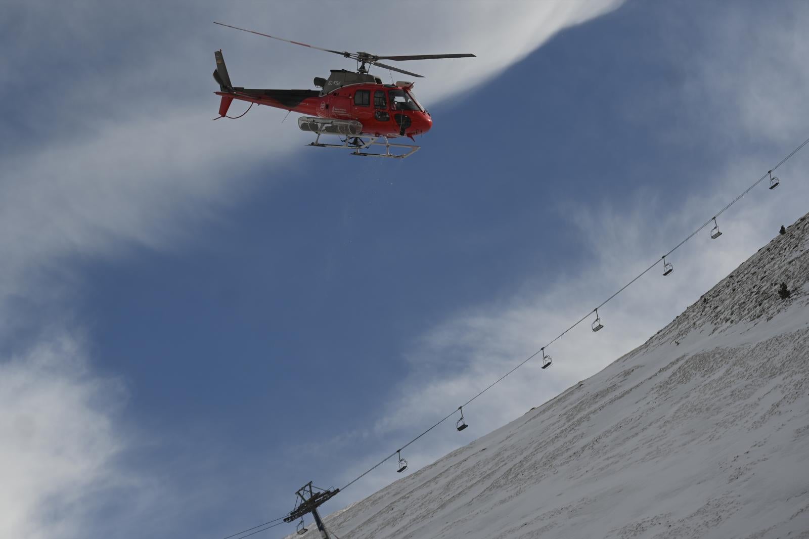 Se han desplegado varios helicópteros para las labores sanitarias.