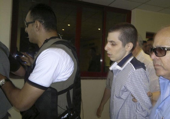 El soldado israelí Gilad Shalit escoltado por miembros de Hamás y mediadores egipcios en el lado egipcio del paso fronterizo de Rafah, en octubre de 2011.