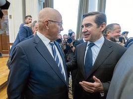 Josep Oliu, presidente del Banco Sabadell, charla con Carlos Torres, presidente de BBVA, en un acto del Banco de España.