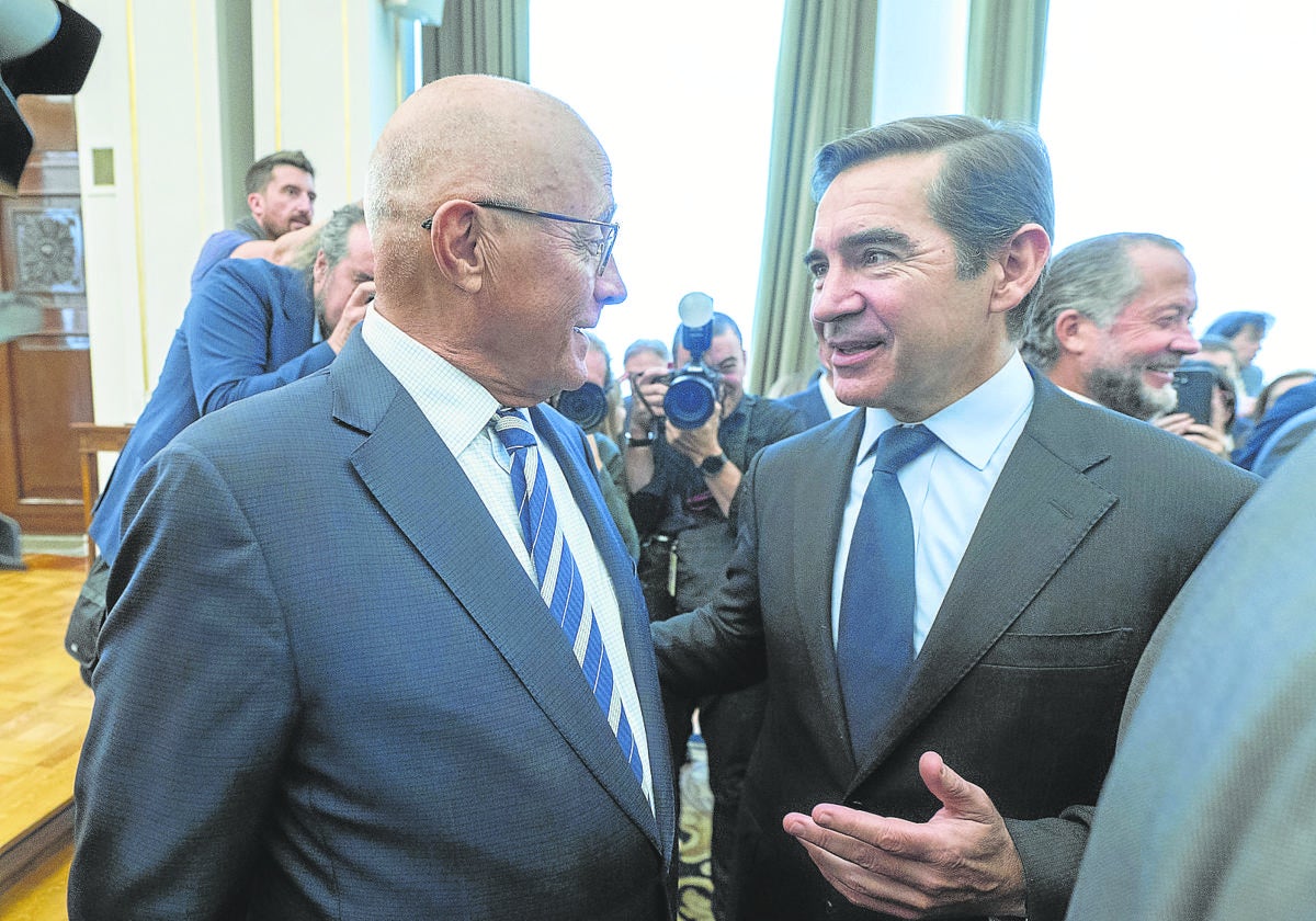 Josep Oliu, presidente del Banco Sabadell, charla con Carlos Torres, presidente de BBVA, en un acto del Banco de España.