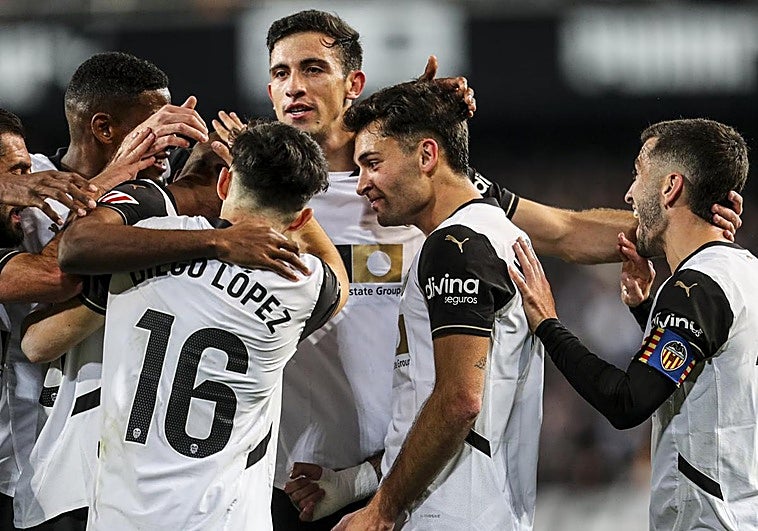 Hugo Duro saca al Valencia del farolillo rojo frente a la Real Sociedad