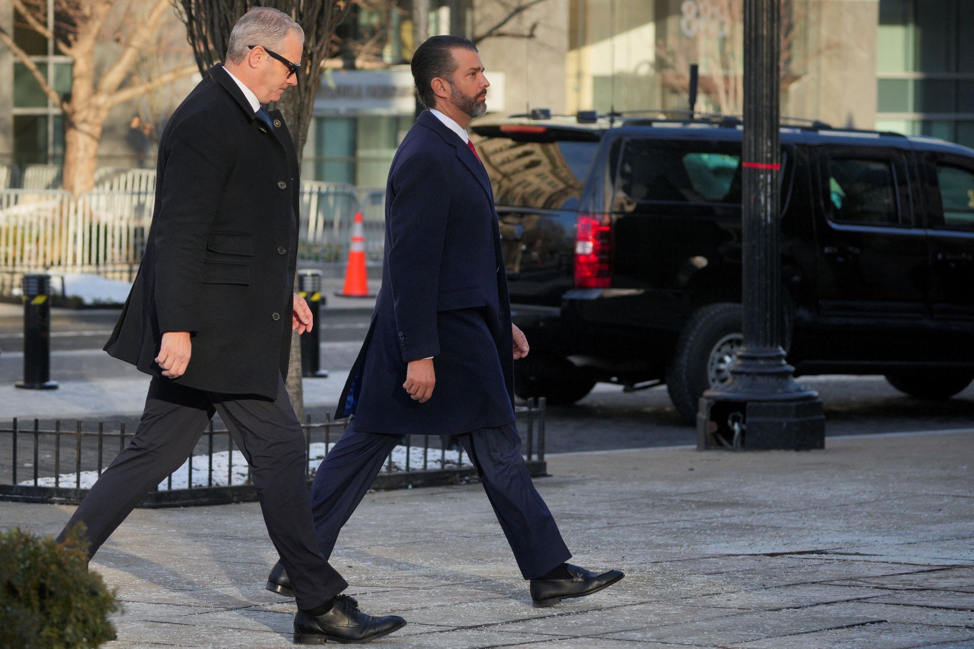 Donald Trump Jr. llega al oficio religioso en Washington.