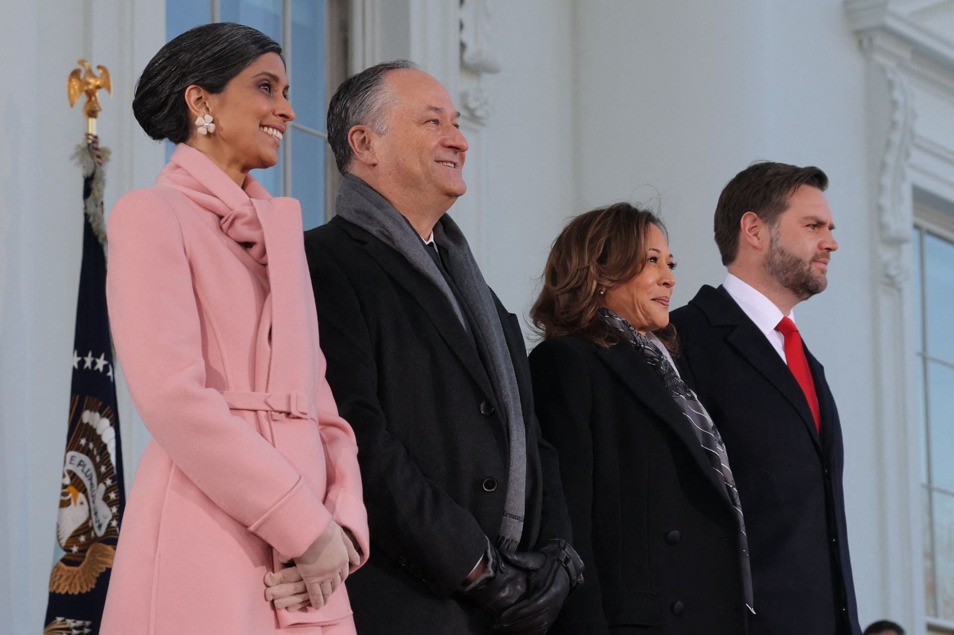 La vicepresidenta Kamala Harris y el Segundo Caballero Doug Emhoff reciben al vicepresidente electo JD Vance y su mujer Usha en la Casa Blanca,